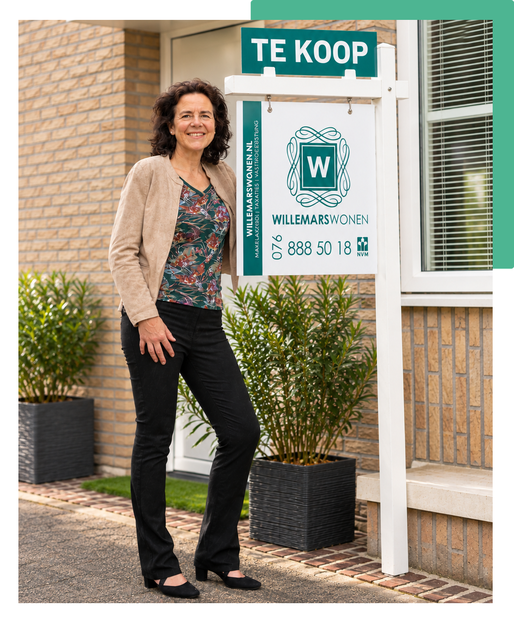 Corette Willemars, NVM-makelaar in Breda, bij een Te koop-bord