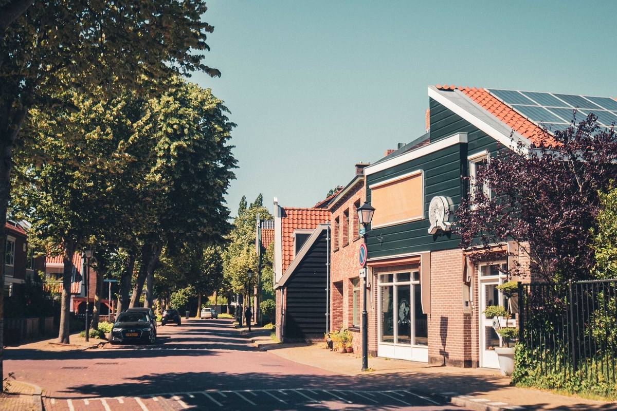 Een rij Nederlandse woningen aan een straat