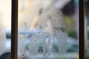 Condens op een raam van een woning in de herfst
