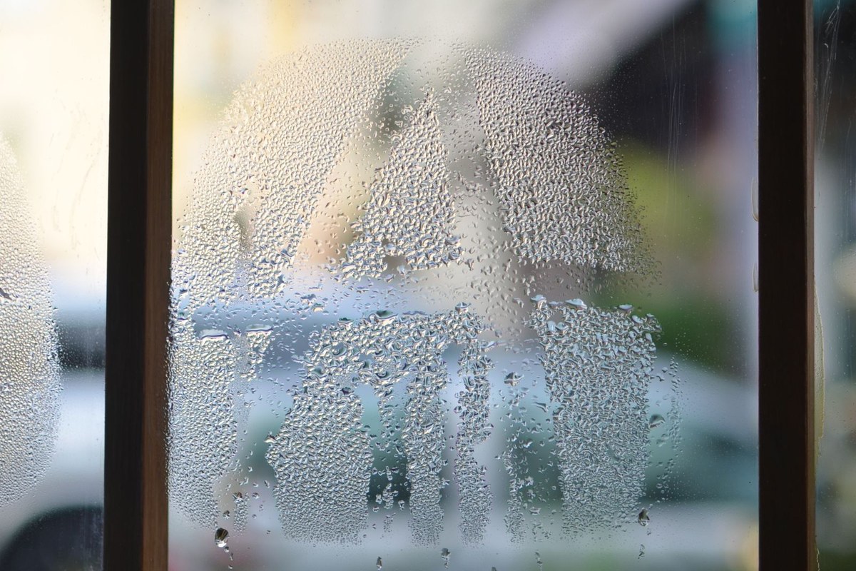 Condens op een raam van een woning in de herfst